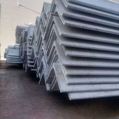 Produttori offrono bar angolare in acciaio laminato a caldo con grado A36-A992 e servizio di lavorazione del foraggio