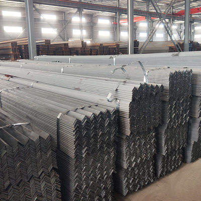 Produttori offrono bar angolare in acciaio laminato a caldo con grado A36-A992 e servizio di lavorazione del foraggio